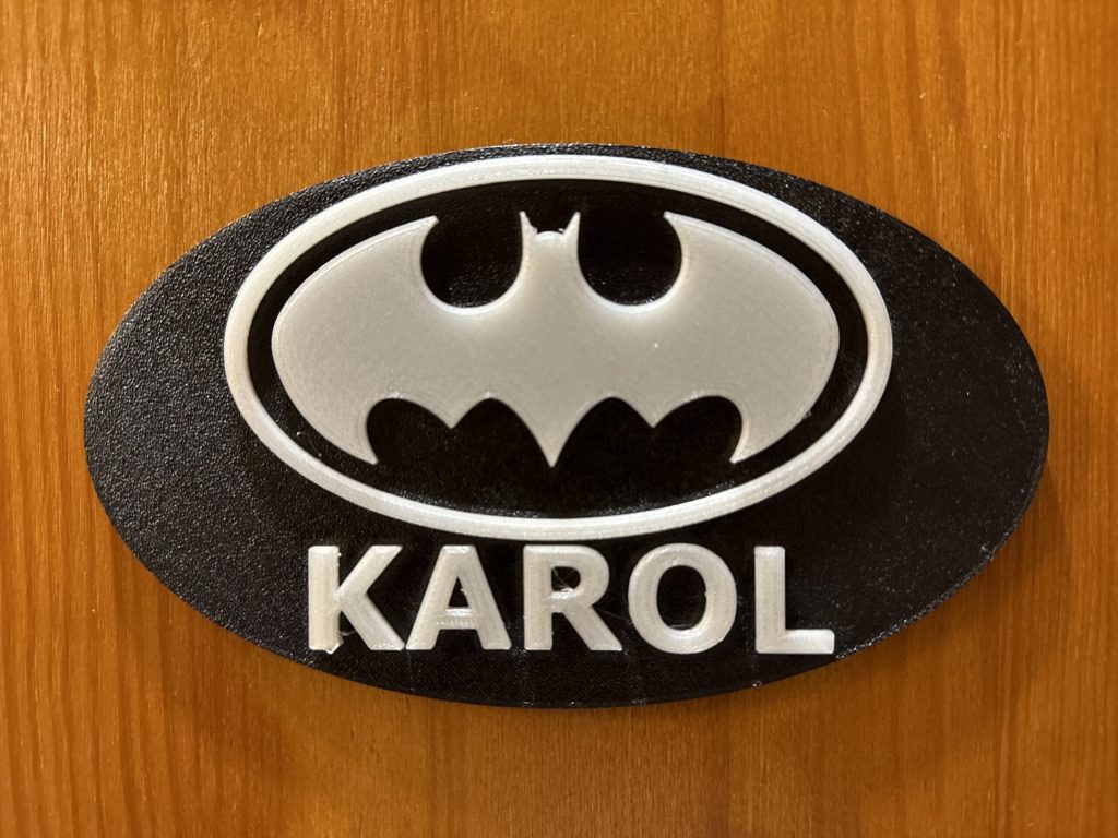 Świecące imiona w technologii 3D z czarnego filamentu PLA