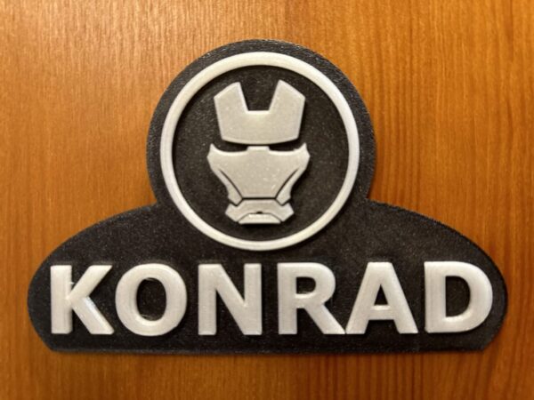 Świecące imiona w technologii 3D z czarnego filamentu PLA