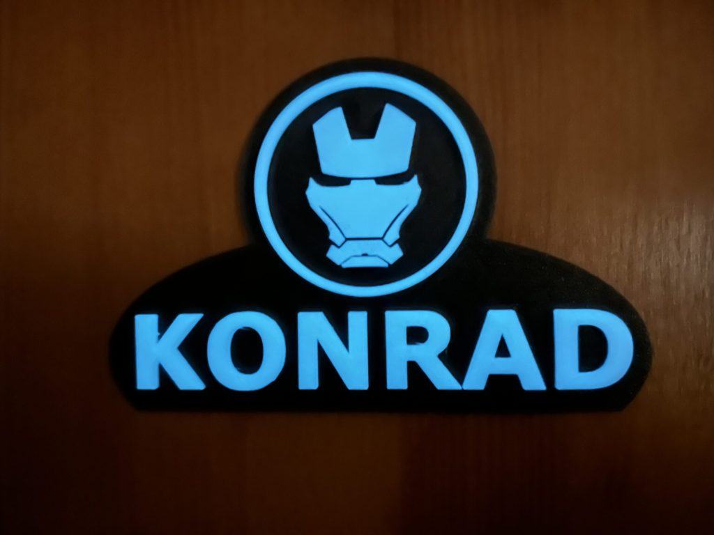 Świecące imiona w technologii 3D z czarnego filamentu PLA