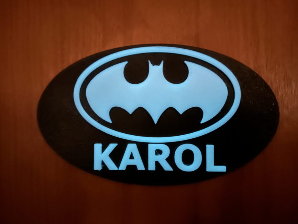 Świecące imiona w technologii 3D z czarnego filamentu PLA