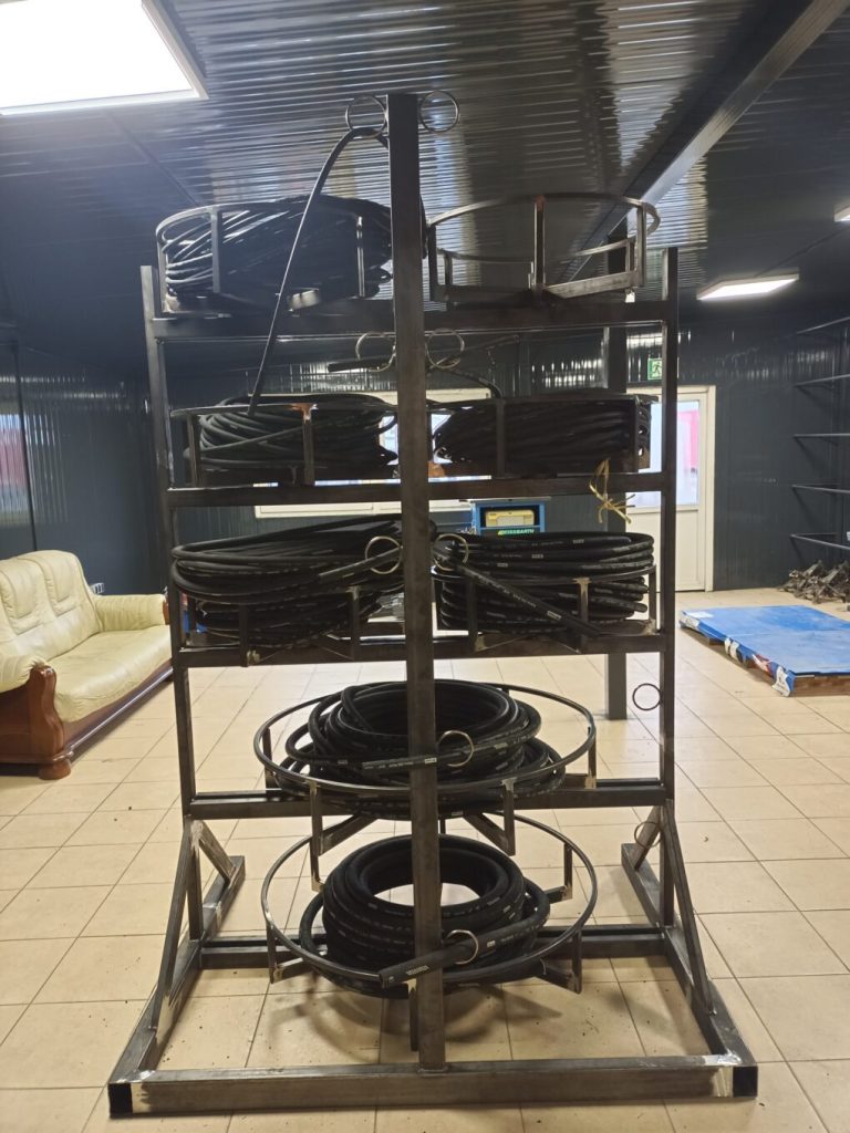 Stojak na węże hydrauliczne