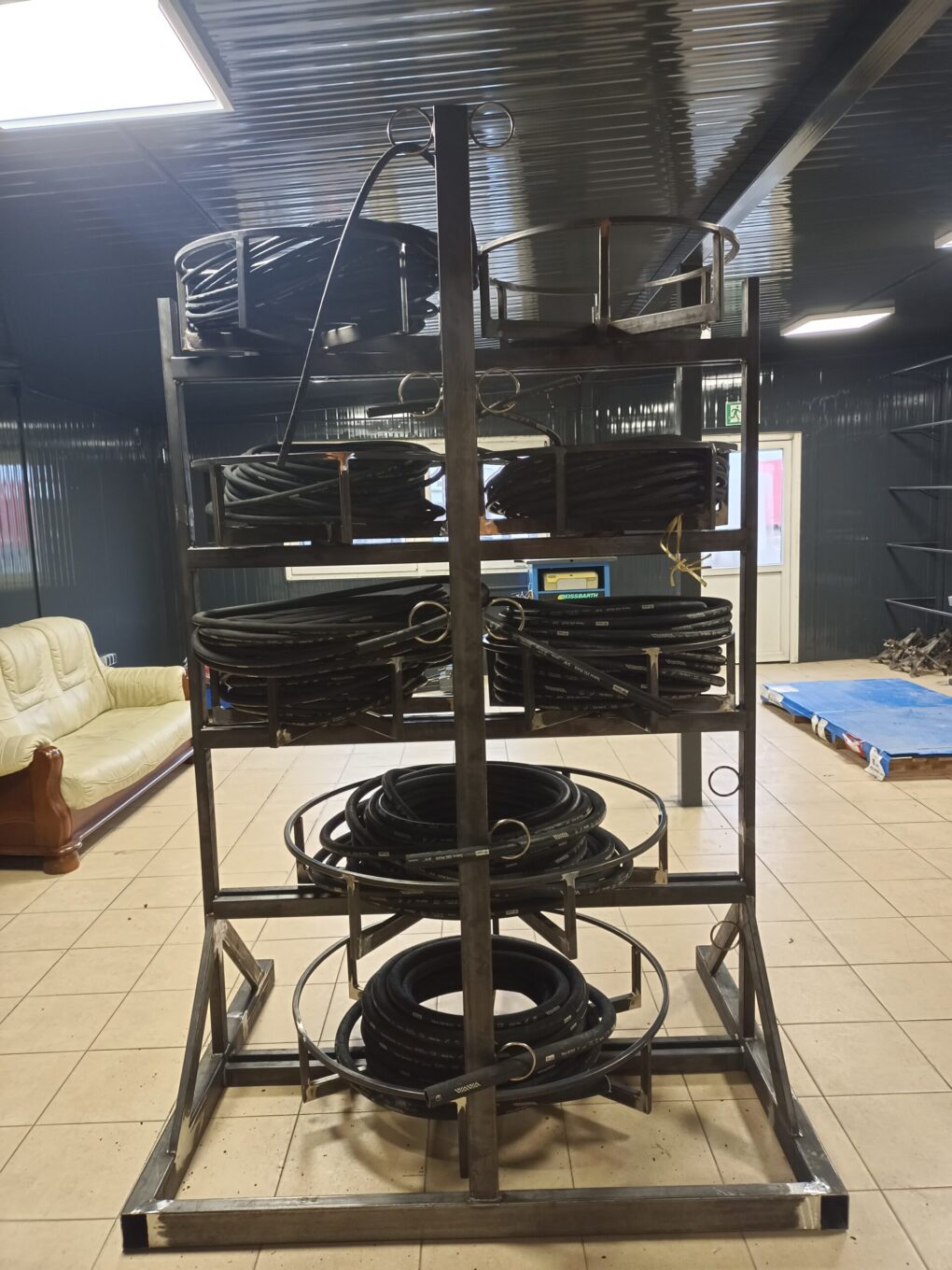 Stojak na węże hydrauliczne