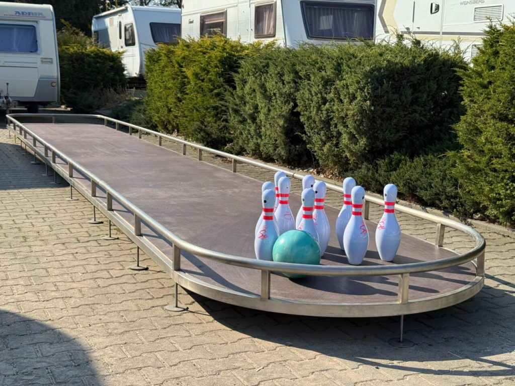 Przenośny tor do kręgli